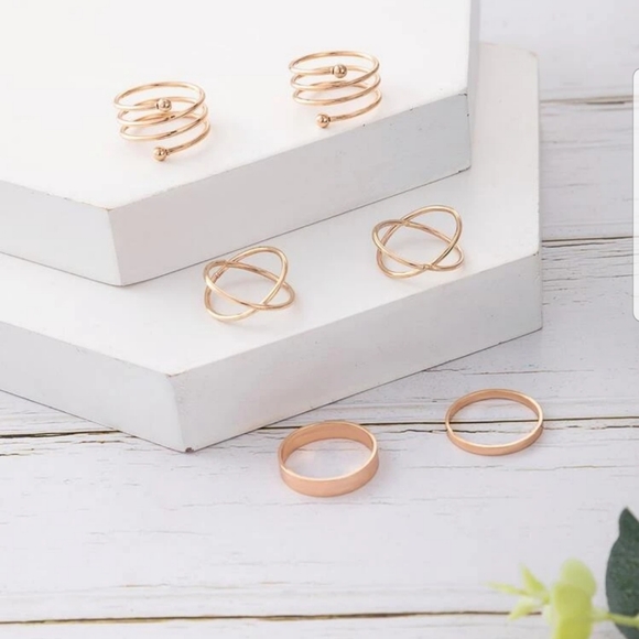 *Eleanor* Twisted Gold Rings - Picture 4 of 4